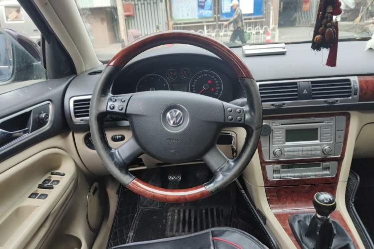 Used Volkswagen Passat 2011 2.0L Manual Luxury Version Steering Wheel