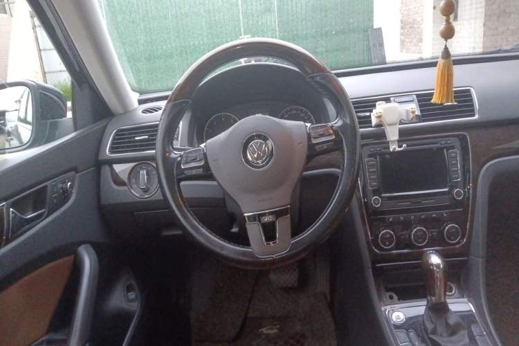 Used Volkswagen Passat 2011 3.0L V6 DSG Flagship Deluxe Edition Steering Wheel