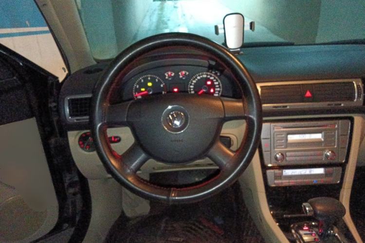 Used Volkswagen Passat 2011 1.8T Automatic Luxury Model Steering Wheel
