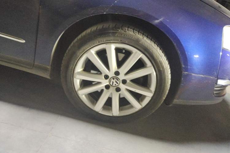 Used Volkswagen Passat 2011 2.0T Touring Edition Comfort Model Right Front Wheel Hub