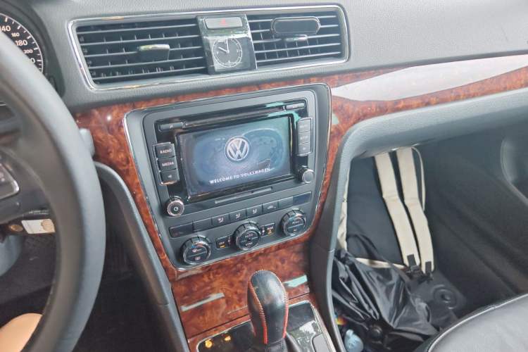Used Volkswagen Passat 2011 1.8TSI DSG Prestige Edition Audio And AC Panel