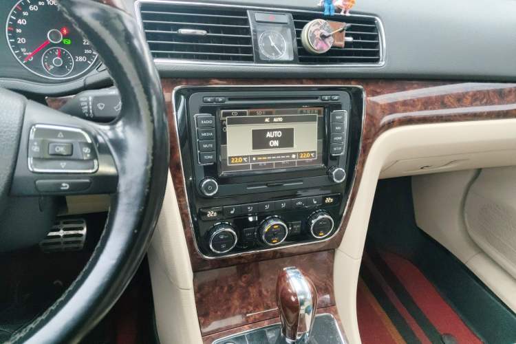 Used Volkswagen Passat 2011 2.0 TSI DSG Ultimate Edition Audio And AC Panel