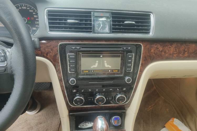 Used Volkswagen Passat 2011 1.8 TSI DSG Ultimate Edition Audio And AC Panel