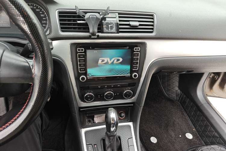Used Volkswagen Passat 2011 1.8TSI Automatic Prestige Edition Audio And AC Panel