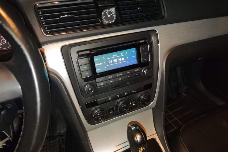 Used Volkswagen Passat 2011 1.8TSI Automatic Prestige Edition Audio And AC Panel