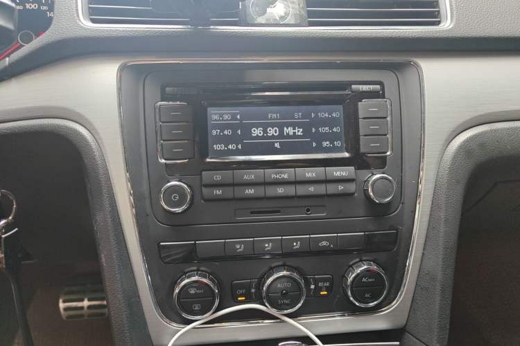 Used Volkswagen Passat 2011 1.8 TSI DSG Prestige Edition Audio And AC Panel