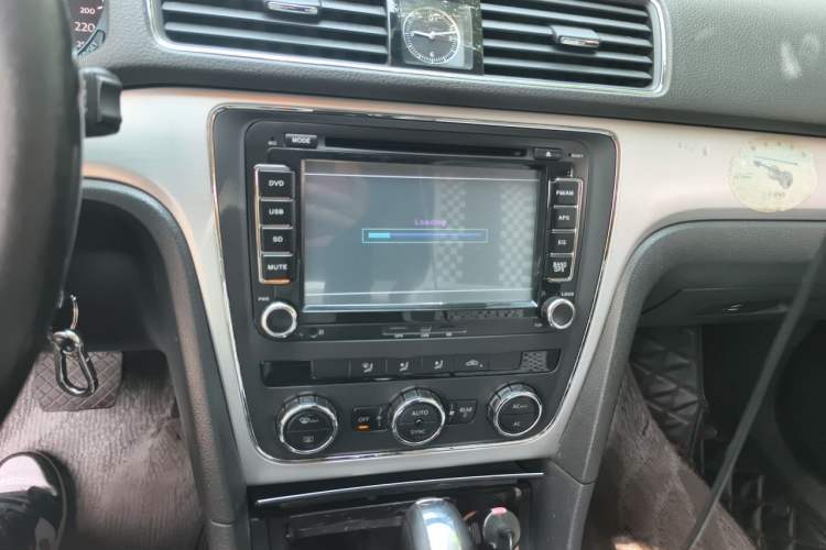 Used Volkswagen Passat 2011 1.8TSI Automatic Prestige Edition Audio And AC Panel