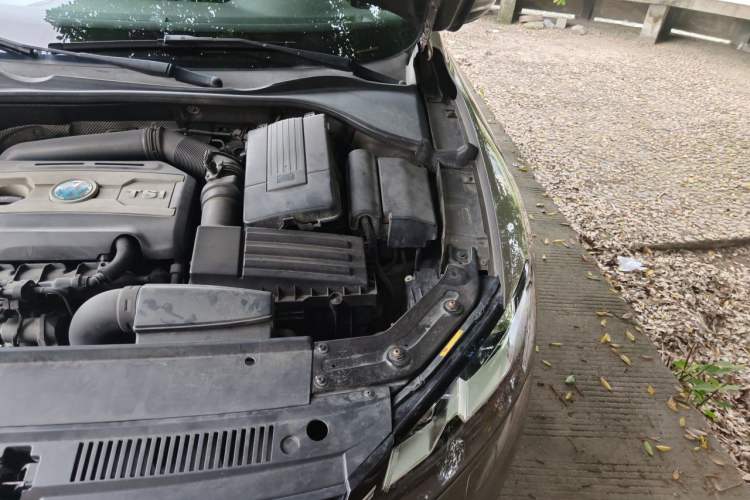 Used Volkswagen Passat 2011 1.8TSI DSG Prestige Edition Engine Bay Left