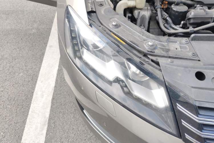 Used Volkswagen Passat 2011 1.8TSI DSG Prestige Edition Engine Bay Right
