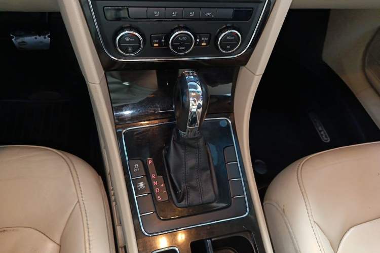 Used Volkswagen Passat 2011 1.8 TSI DSG Prestige Edition Gear Lever