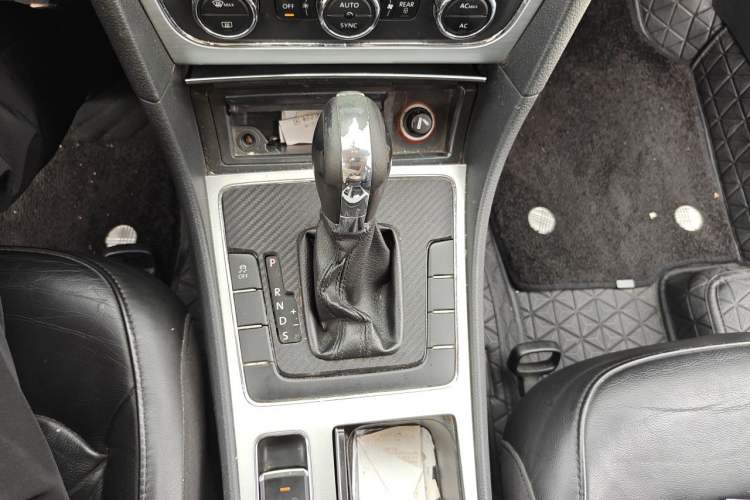 Used Volkswagen Passat 2011 1.8TSI Automatic Prestige Edition Gear Lever