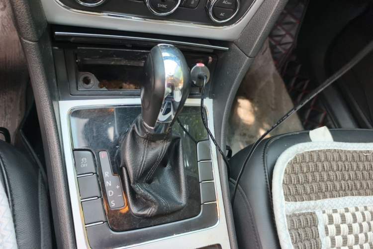 Used Volkswagen Passat 2011 1.8TSI Automatic Prestige Edition Gear Lever