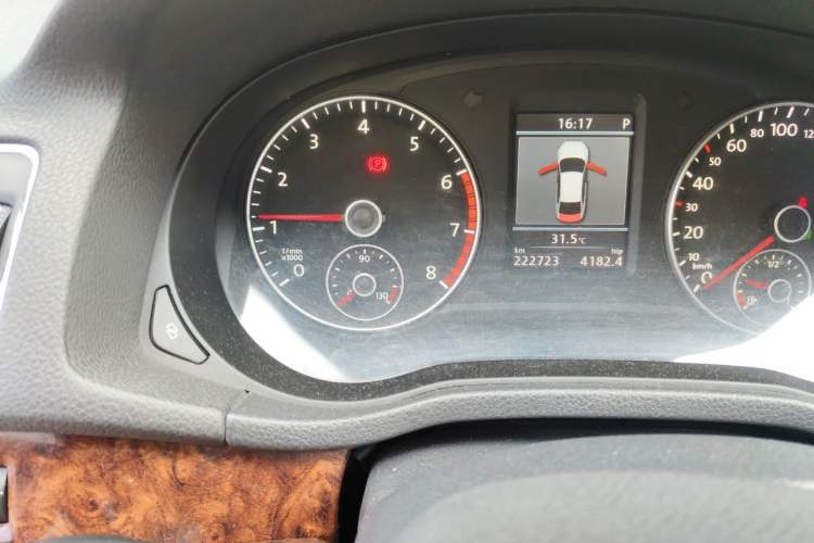 Used Volkswagen Passat 2011 1.8TSI DSG Prestige Edition Odometer Close Up