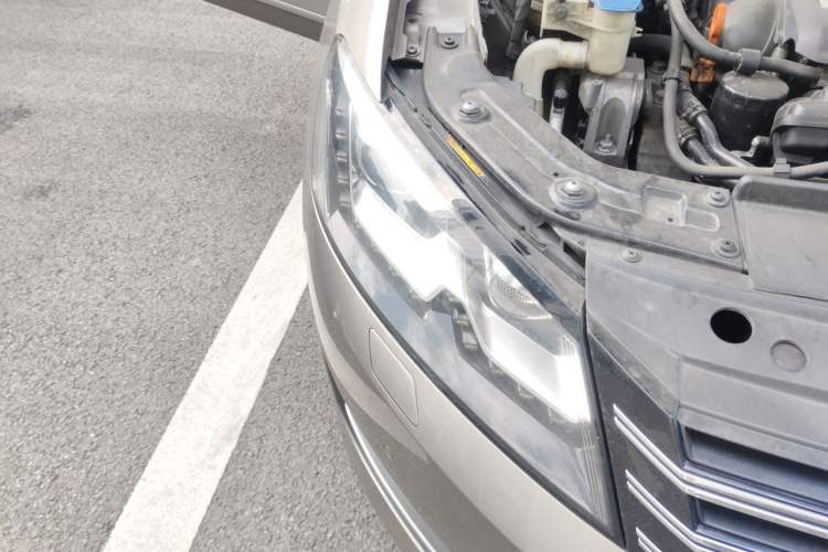 Used Volkswagen Passat 2011 1.8TSI DSG Prestige Edition Right Front Headlight