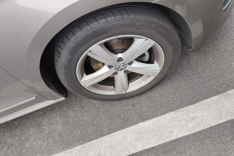 Used Volkswagen Passat 2011 1.8TSI DSG Prestige Edition Right Front Wheel Hub