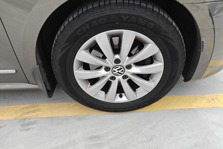 Used Volkswagen Passat 2011 1.8TSI Automatic Prestige Edition Right Front Wheel Hub