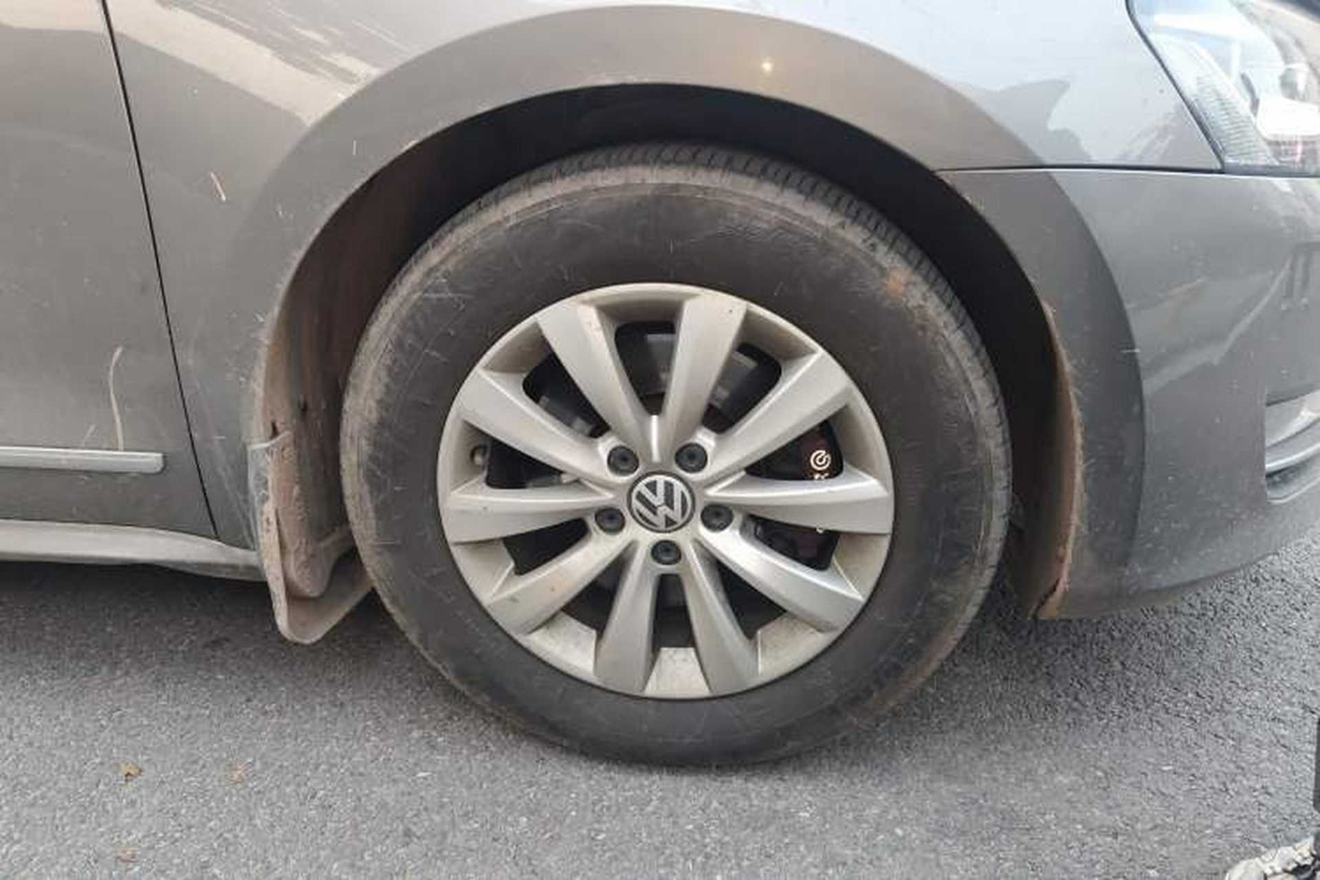 Used Volkswagen Passat 2011 1.8TSI Automatic Prestige Edition Right Front Wheel Hub