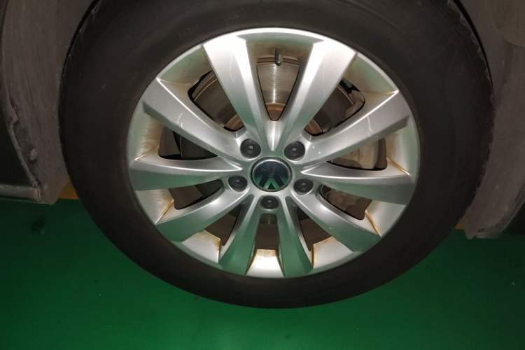 Used Volkswagen Passat 2011 1.8TSI Automatic Prestige Edition Right Front Wheel Hub