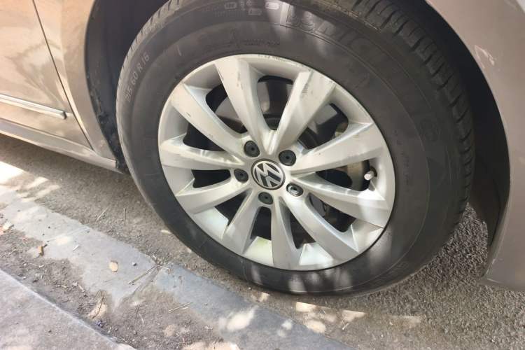 Used Volkswagen Passat 2011 1.8TSI Automatic Prestige Edition Right Front Wheel Hub