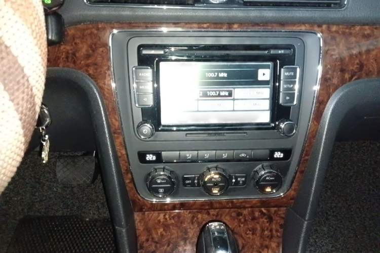 Used Volkswagen Passat 2011 1.8TSI DSG Prestige Edition Audio And AC Panel