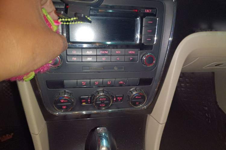 Used Volkswagen Passat 2011 1.8TSI Automatic Prestige Edition Audio And AC Panel