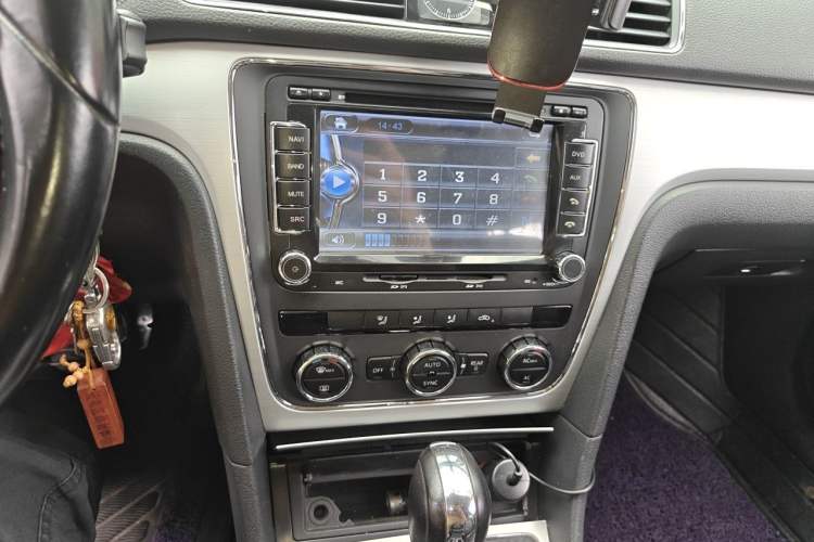 Used Volkswagen Passat 2011 1.8TSI Automatic Prestige Edition Audio And AC Panel