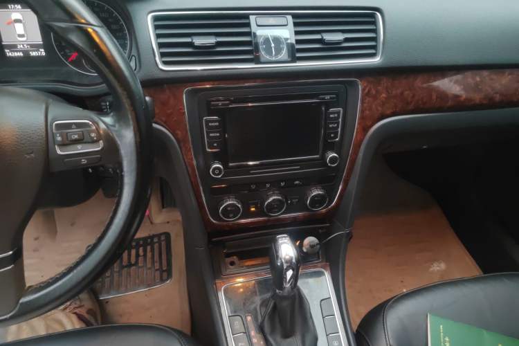Used Volkswagen Passat 2011 1.8TSI DSG Prestige Edition Audio And AC Panel