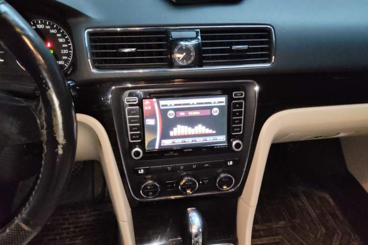 Used Volkswagen Passat 2011 1.8TSI Automatic Prestige Edition Audio And AC Panel