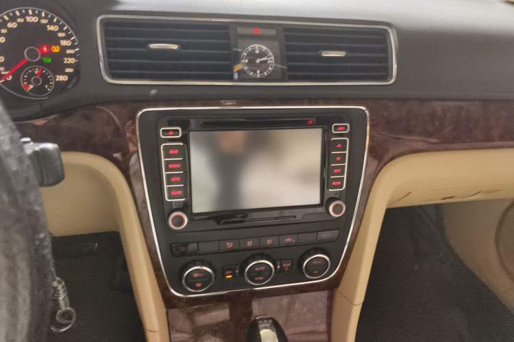 Used Volkswagen Passat 2011 1.8 TSI DSG Prestige Edition Audio And AC Panel