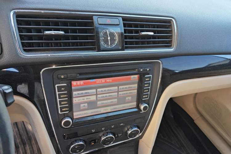 Used Volkswagen Passat 2011 1.8TSI Automatic Prestige Edition Audio And AC Panel