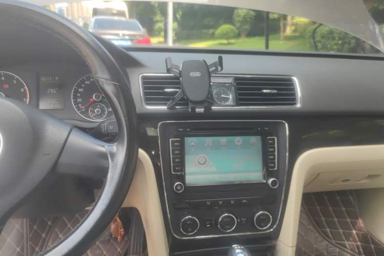 Used Volkswagen Passat 2011 1.8TSI Automatic Prestige Edition Audio And AC Panel