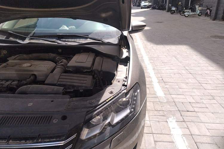 Used Volkswagen Passat 2011 2.0 TSI DSG Premium Edition Engine Bay Left