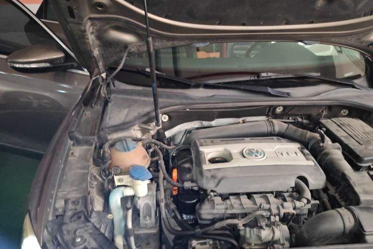 Used Volkswagen Passat 2011 1.8TSI DSG Prestige Edition Engine Bay Right