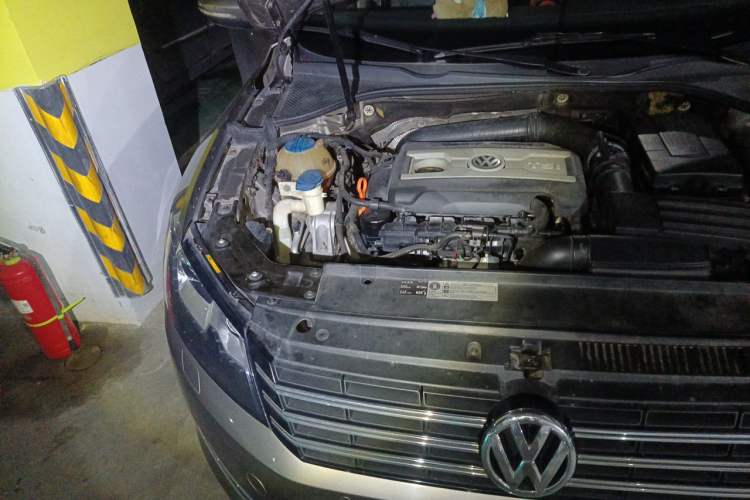 Used Volkswagen Passat 2011 1.8TSI DSG Prestige Edition Engine Bay Right