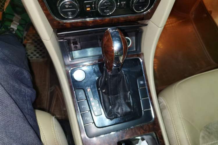 Used Volkswagen Passat 2011 2.0 TSI DSG Ultimate Edition Gear Lever