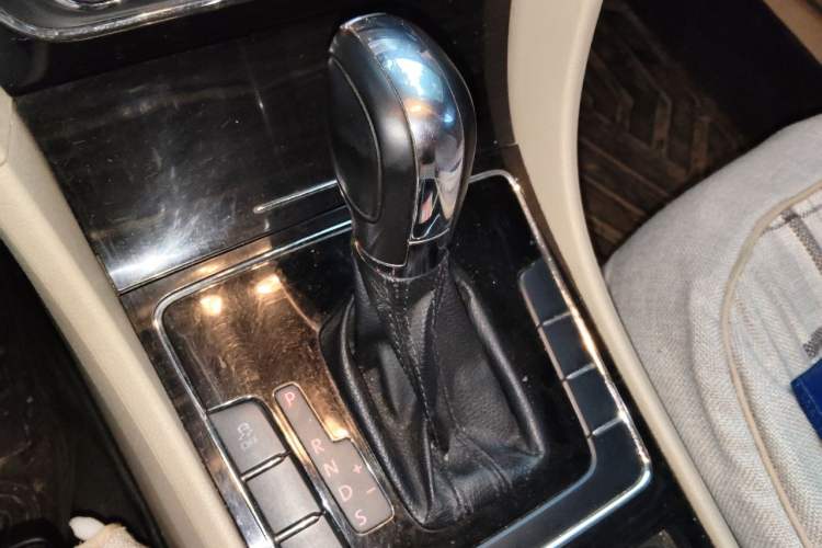 Used Volkswagen Passat 2011 1.8TSI Automatic Prestige Edition Gear Lever