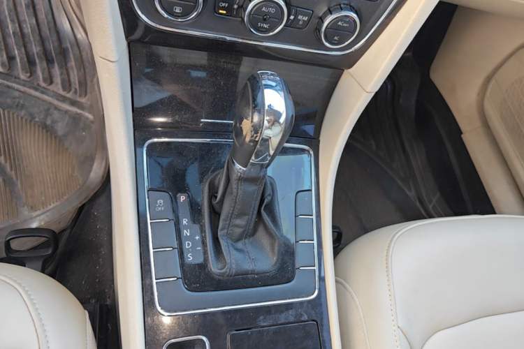 Used Volkswagen Passat 2011 1.8TSI Automatic Prestige Edition Gear Lever