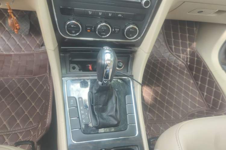 Used Volkswagen Passat 2011 1.8TSI Automatic Prestige Edition Gear Lever