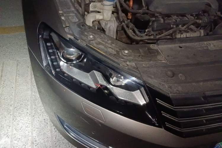 Used Volkswagen Passat 2011 1.8TSI DSG Prestige Edition Right Front Headlight