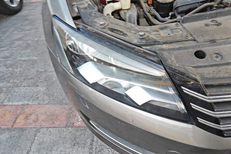 Used Volkswagen Passat 2011 1.8TSI Automatic Prestige Edition Right Front Headlight