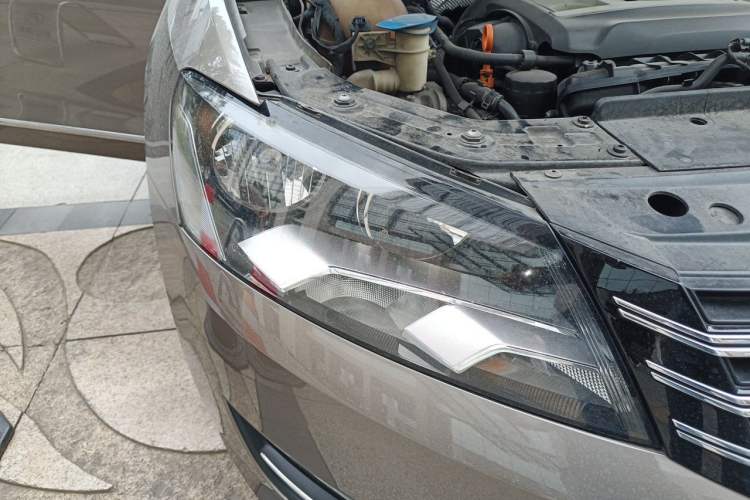 Used Volkswagen Passat 2011 1.8TSI Automatic Prestige Edition Right Front Headlight