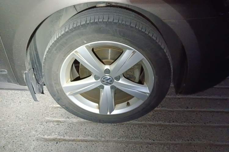 Used Volkswagen Passat 2011 1.8TSI DSG Prestige Edition Right Front Wheel Hub