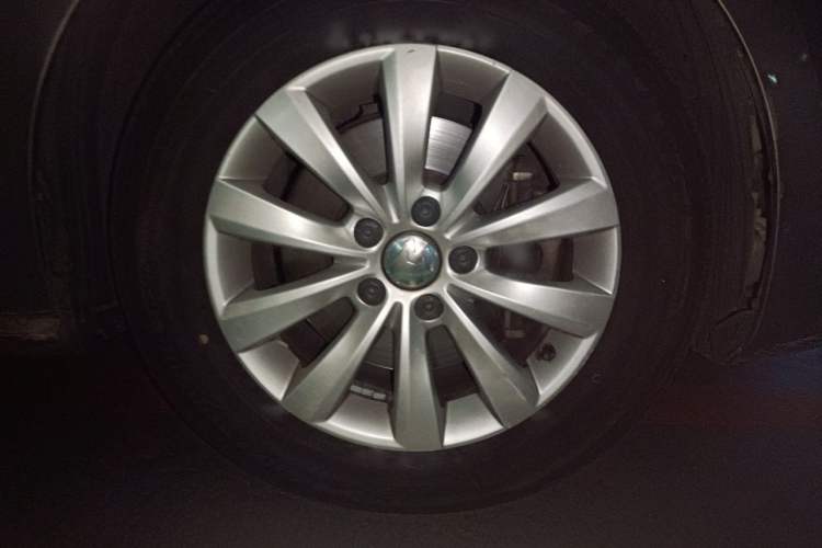 Used Volkswagen Passat 2011 1.8TSI Automatic Prestige Edition Right Front Wheel Hub