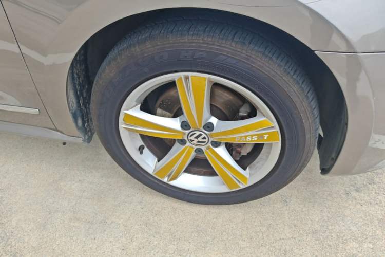 Used Volkswagen Passat 2011 1.8TSI DSG Prestige Edition Right Front Wheel Hub
