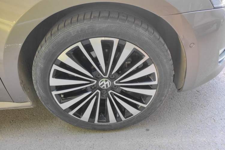 Used Volkswagen Passat 2011 2.0 TSI DSG Ultimate Edition Right Front Wheel Hub
