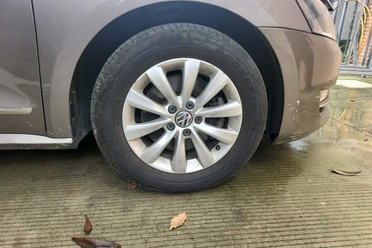 Used Volkswagen Passat 2011 1.8 TSI DSG Prestige Edition Right Front Wheel Hub