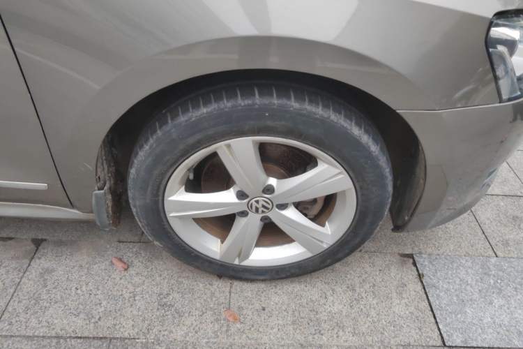 Used Volkswagen Passat 2011 1.8TSI DSG Prestige Edition Right Front Wheel Hub