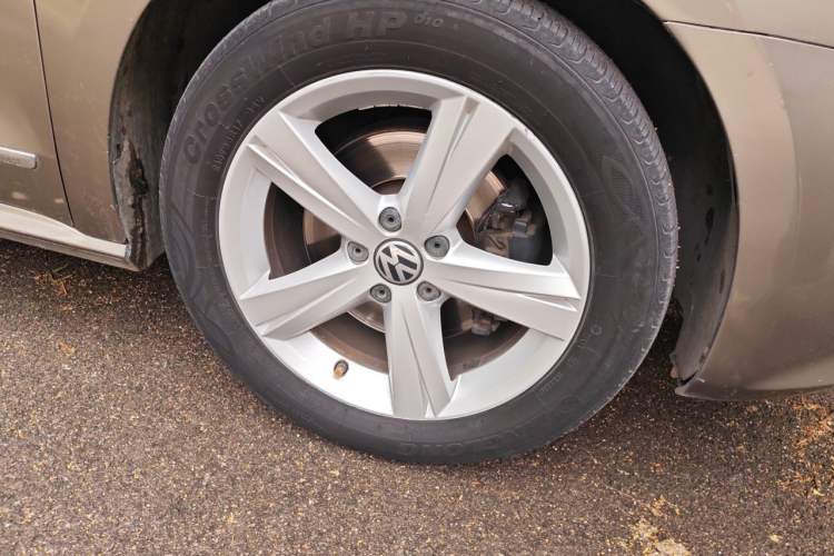 Used Volkswagen Passat 2011 1.8TSI DSG Prestige Edition Right Front Wheel Hub