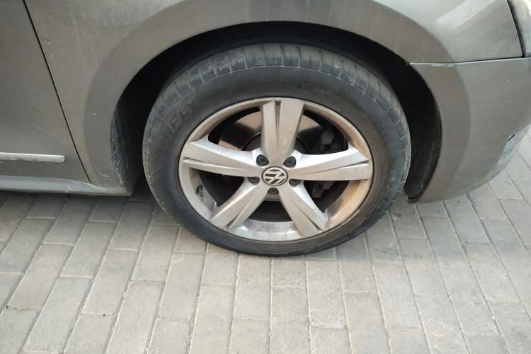 Used Volkswagen Passat 2011 1.8TSI DSG Prestige Edition Right Front Wheel Hub