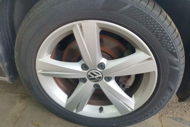 Used Volkswagen Passat 2011 1.8TSI DSG Prestige Edition Right Front Wheel Hub